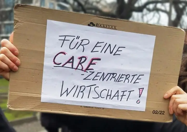 Demoschild-für-eine-care-zentrierte-Wirtschaft_02